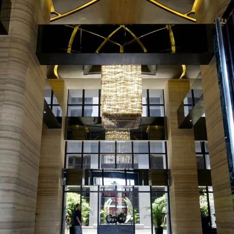 台南成大城大廳公設｜挑高迎賓廳與閱讀休憩區